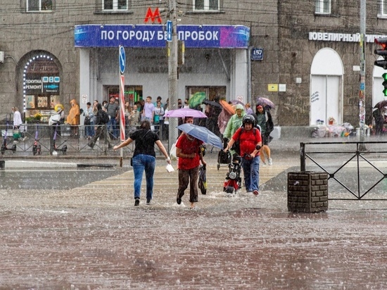 Сильнейший ливень затопил улицы Новосибирска вечером 4 августа