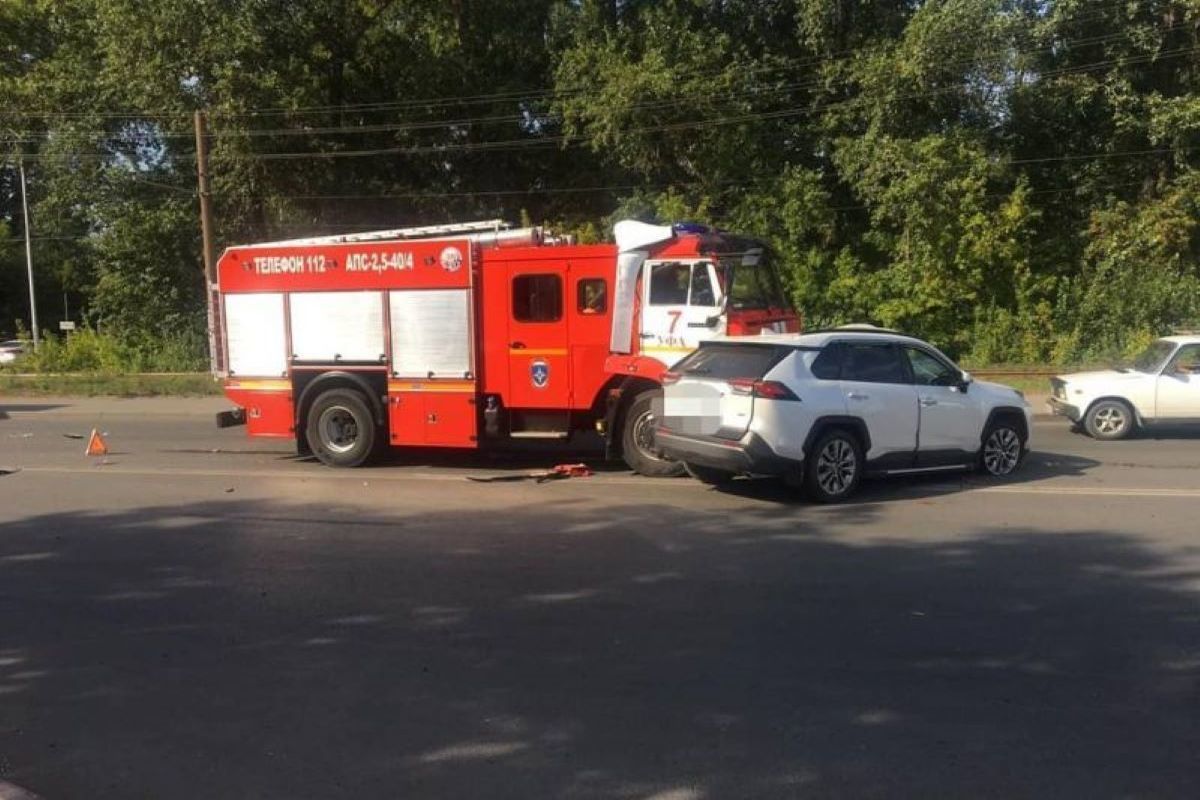 В Уфе иномарка столкнулась с пожарной машиной - МК Уфа