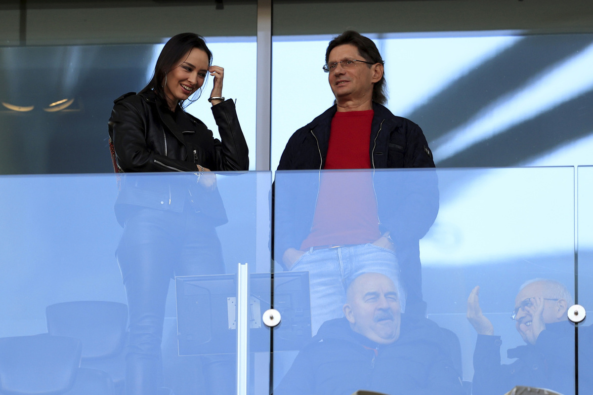 Дмитрий Попов подал заявление об уходе и обвинил в проблемах клуба жену владельца и бывшего тренера