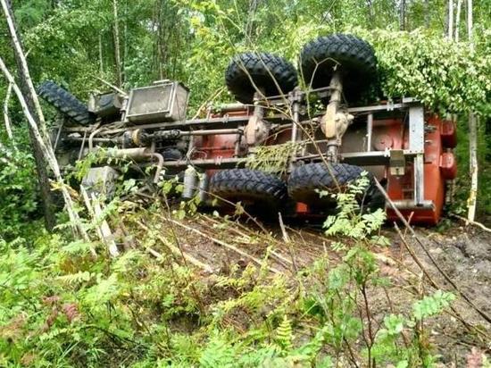 Мужчина погиб в перевернувшемся УРАЛе на трассе в Забайкалье