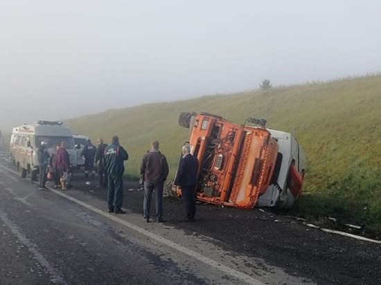 11 человек пострадали в ДТП с грузовиком и автобусом в Кузбассе