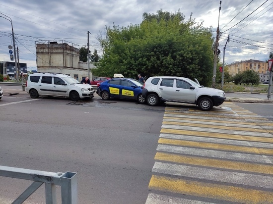 Утро началось не с кофе: на Толбухинском мосту в Ярославле масштабная авария