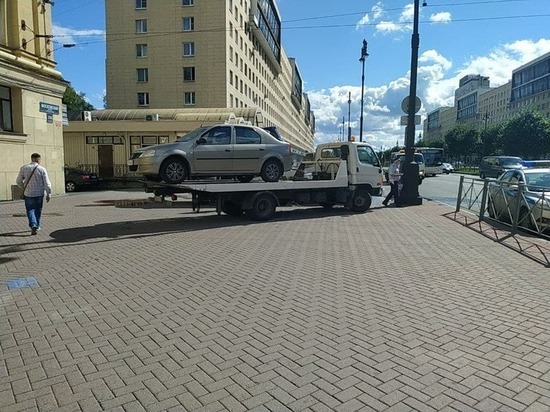 Комтранс опубликовал новый график патрулирования парковок Петербурга