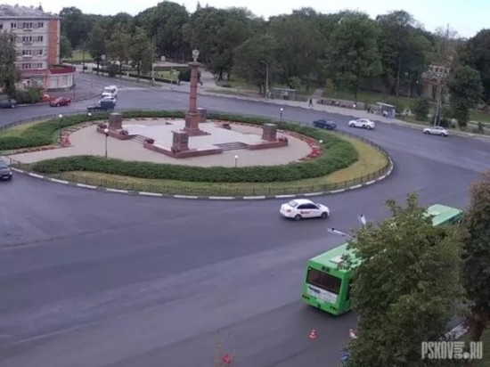 Городской автобус попал в ДТП в Пскове на площади Победы