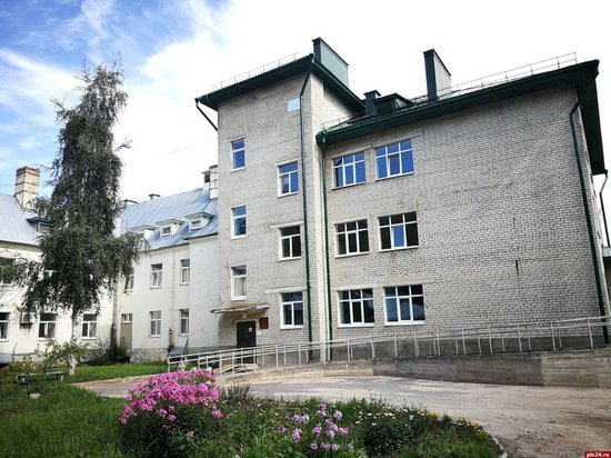 Помощник президента и губернатор Псковской области посетили больницу в Печорах