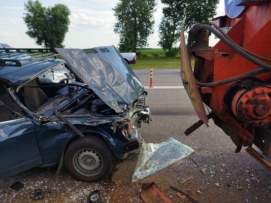 Под Белгородом "семерка" въехала в стоящий ЗИЛ