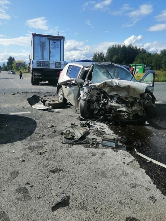 Опубликовали видео столкновения грузовика и легковушки в Тверской области