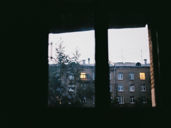 В Новосибирске соседи просят проявить к выкинувшей ребенка в окно женщине снисхождение