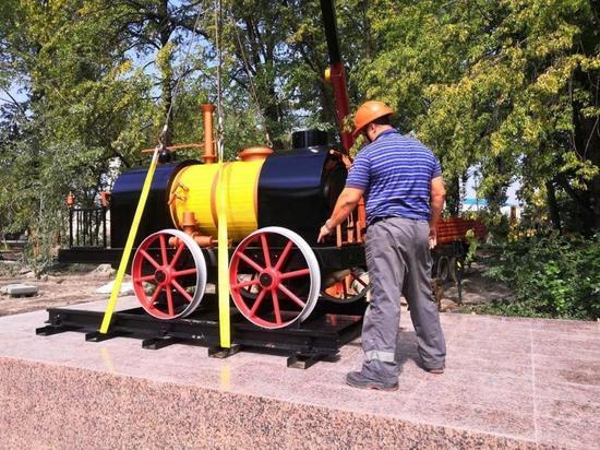 В честь Дня железнодорожника в Тюмени установили памятник паровозу