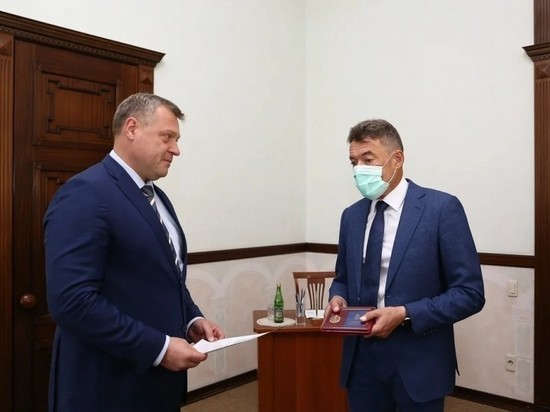Игорь Бабушкин вручил главному онкологу России почетный знак «За профессиональные заслуги»