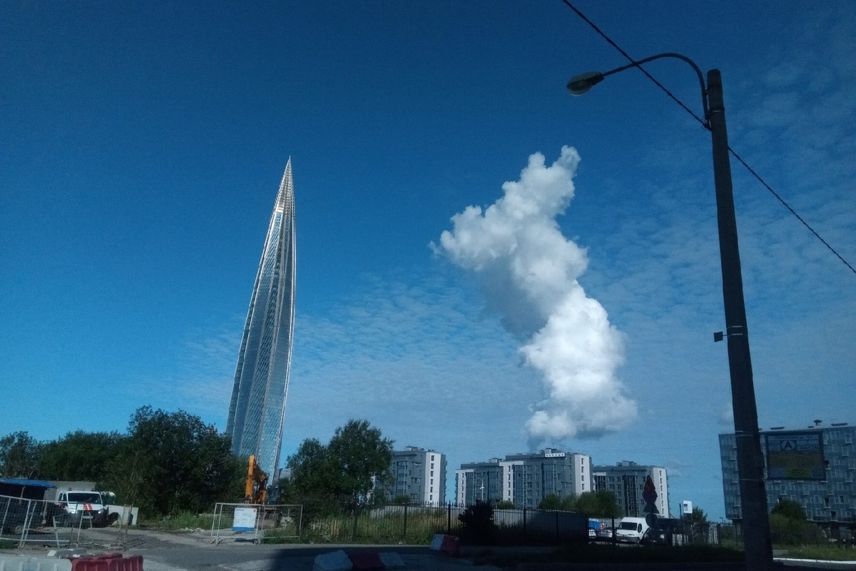 В небе над Петербургом заметили вертикальное облако необычной формы - МК  Санкт-Петербург