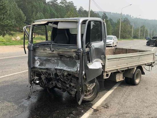 Водитель грузовика Nissan пострадал в ДТП с внедорожником в Чите