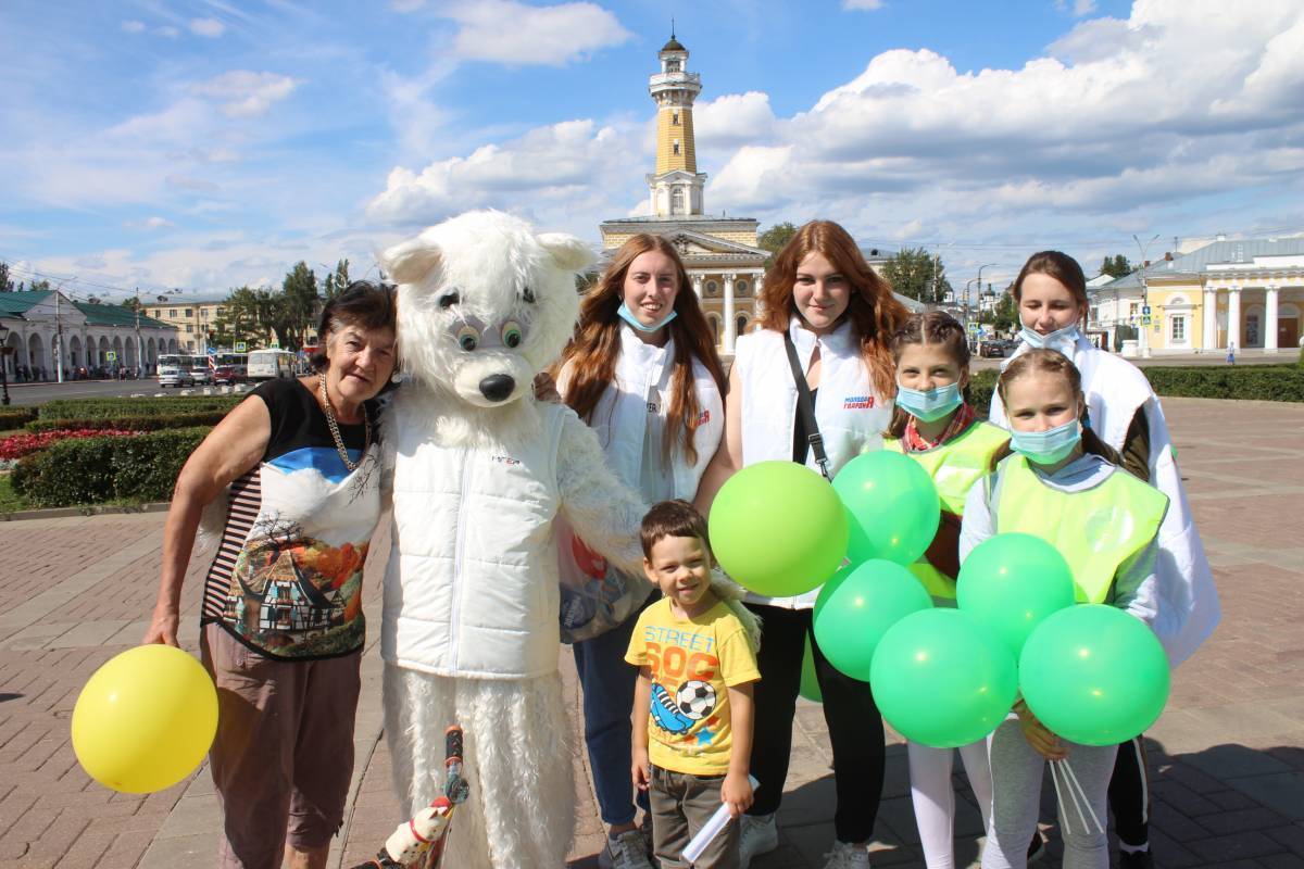 Молодогвардейцы совместно с УГИБДД города Костромы провели акцию, приуроченную к Международному дню светофора