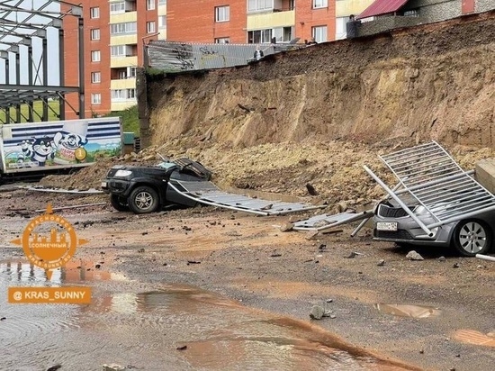 Пять автомобилей пострадали из-за нового обрушения подпорной стены в Красноярске