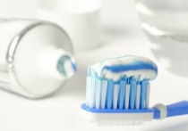 Стоматологи сочли опасной привычку чистить зубы по утрам сразу после завтрака и рассказали, как лучше поддерживать гигиену полости рта