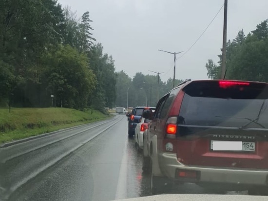 Шестикилометровая пробка сковала Бердское шоссе в Новосибирске 6 августа
