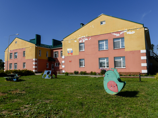 Депутат Госдумы Неверов и губернатор Островский недовольны фасадом детсада «Родничок»