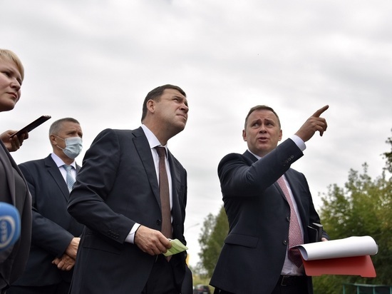 Куйвашев в Нижнем Тагиле вручил награду и «взрывпакет», а также заключил соглашение о поддержке школ