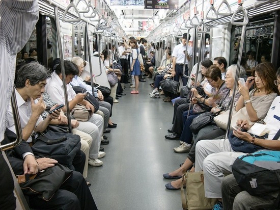 В токийском метро неизвестный напал на пассажиров с ножом