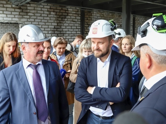 Помощник Путина проверил, как строится Новгородская техническая школа