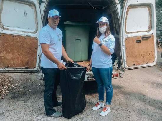 В Курске волонтеры в рамках проекта «Чистая помощь» помогают пенсионерам выносить мусор