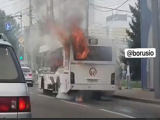 В Красноярске во время движения загорелся автобус