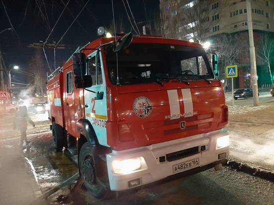 В Ртищево огонь с горящего дома перекинулся на соседние постройки