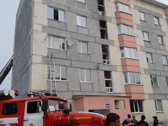 Мужчина обжег руки: пожар после взрыва в квартире дома Нового Уренгоя ликвидировали