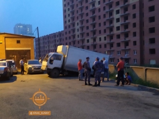 На улице Соколовской в Красноярске провалился грузовик