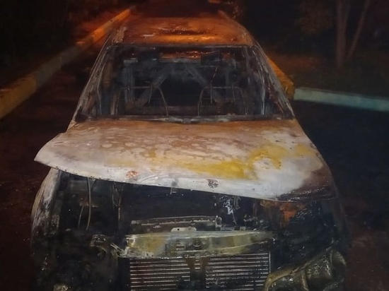 В Улан-Удэ сгорел припаркованный к жилому дому автомобиль