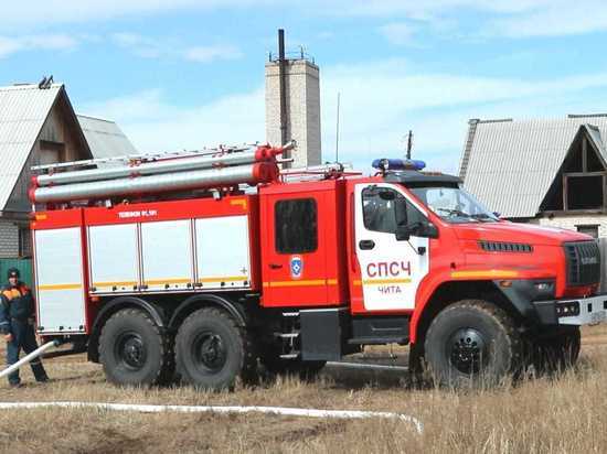 Пожарные и добровольцы потушили горевший магазин в селе Верх-Усугли