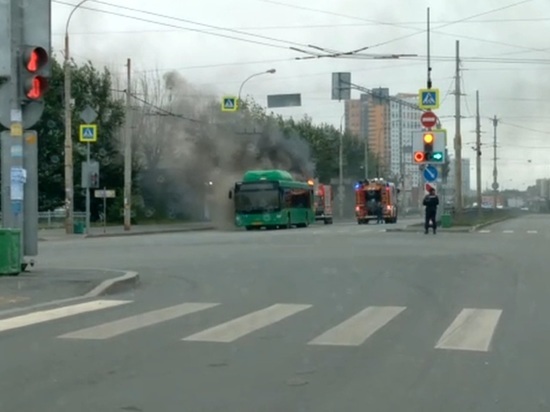Пассажирский автобус загорелся на Уктусе в Екатеринбурге