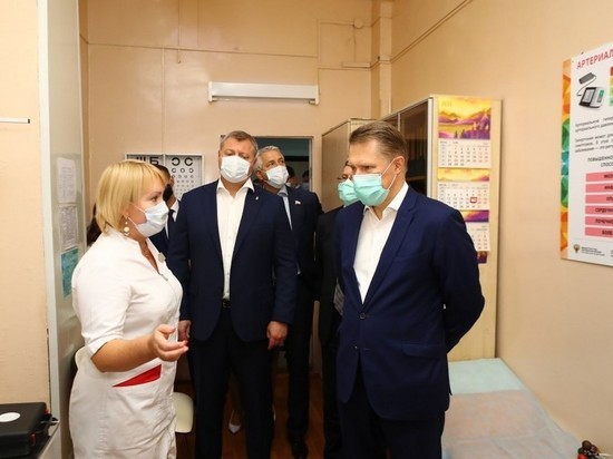 Михаил Мурашко проверил медучреждения и пункты вакцинации в Астрахани
