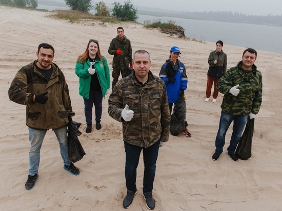 Активисты и глава города очистили от мусора пляж в Губкинском