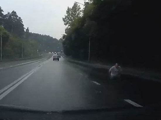 Автомобилисты обнаружили сидящего на дороге мужчину в Кемерове
