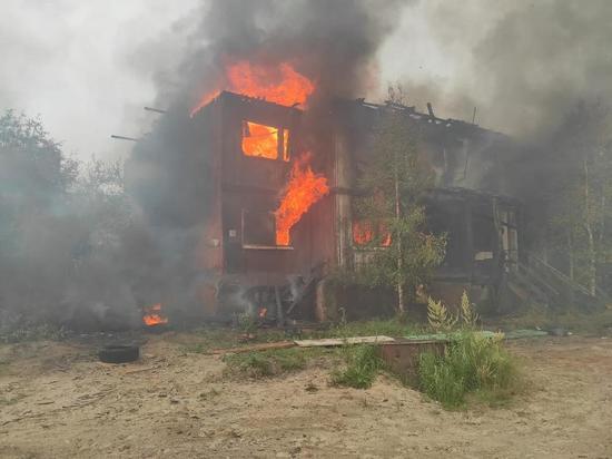 Пожар в расселенном доме Ноябрьска локализовали