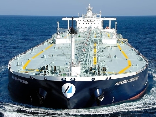 В Новороссийске проводится проверка по факту разлива нефтепродуктов в море при погрузке греческого судна