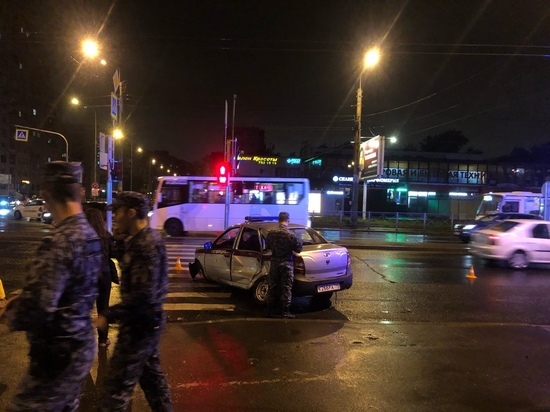 Росгвардейцы снесли два авто на проспекте Ветеранов