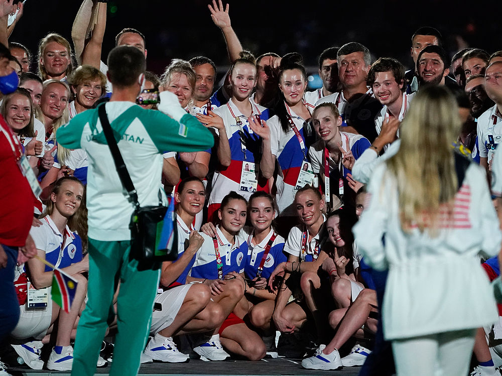 Грусть и улыбки российских спортсменов: кадры церемонии закрытия Олимпиады