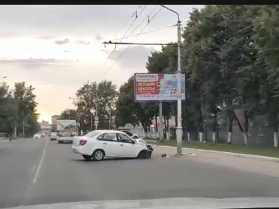 На Касимовском шоссе в Рязани Lada Granta протаранила столб