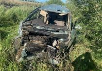 На трассе Чита – Забайкальск в Оловяннинском районе 17-летняя девушка, находясь за рулем автомобиля Toyota Ipsum, не справилась с управлением и врезалась в автобусную остановку