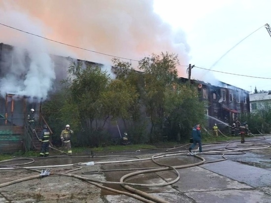 Четыре человека погибли в страшном пожаре в жилом доме Лабытнанги