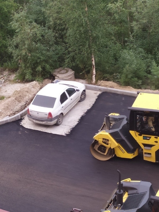 Оставили на островке: дорожники уложили асфальт вокруг припаркованного авто в Новом Уренгое