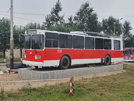 Троллейбус ЗИУ-682Г установили на месте «адского» арт-объекта в Чите