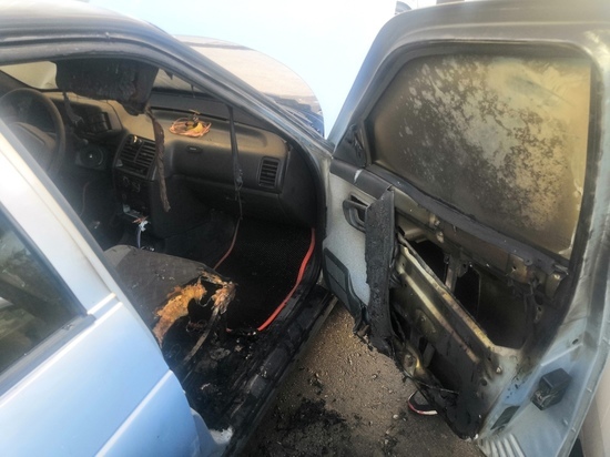 Неравнодушные жители Смоленска смогли спасти авто от уничтожения огнем