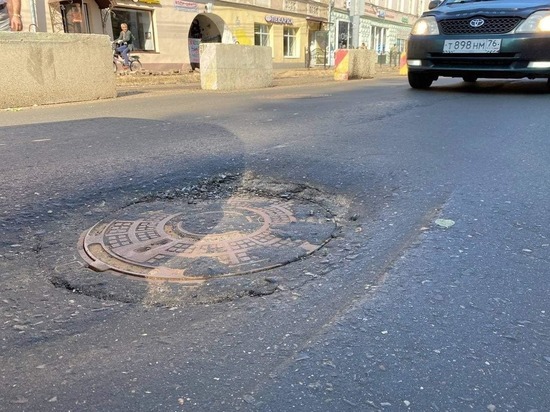 В Ярославле на отремонтированной улице просели колодцы