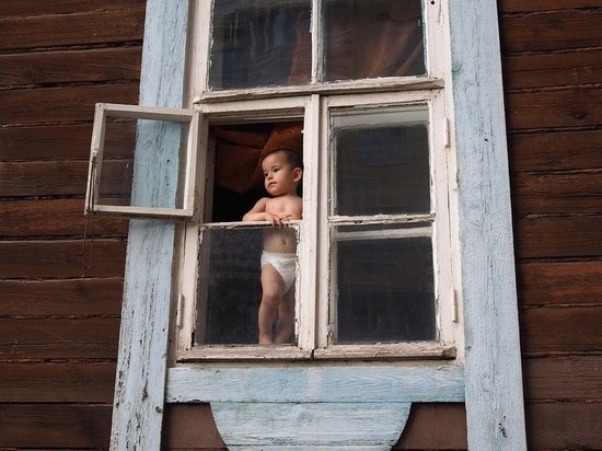 В ЛНР годовалый ребенок выпал из окна