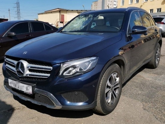 В Смоленске агрессивный гость разбил камнем первый попавшийся автомобиль