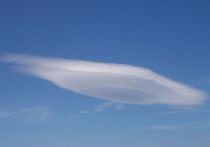 Редкое для столичного региона природное явление – "стайку" линзовидных облаков, наблюдали в минувшие выходные жители подмосковного Пушкино