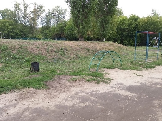 В Кирсанове после жалоб горожан в соцсетях привели в порядок стадион